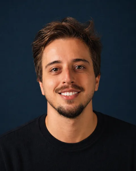 João Melim, sorrindo, de camiseta preta